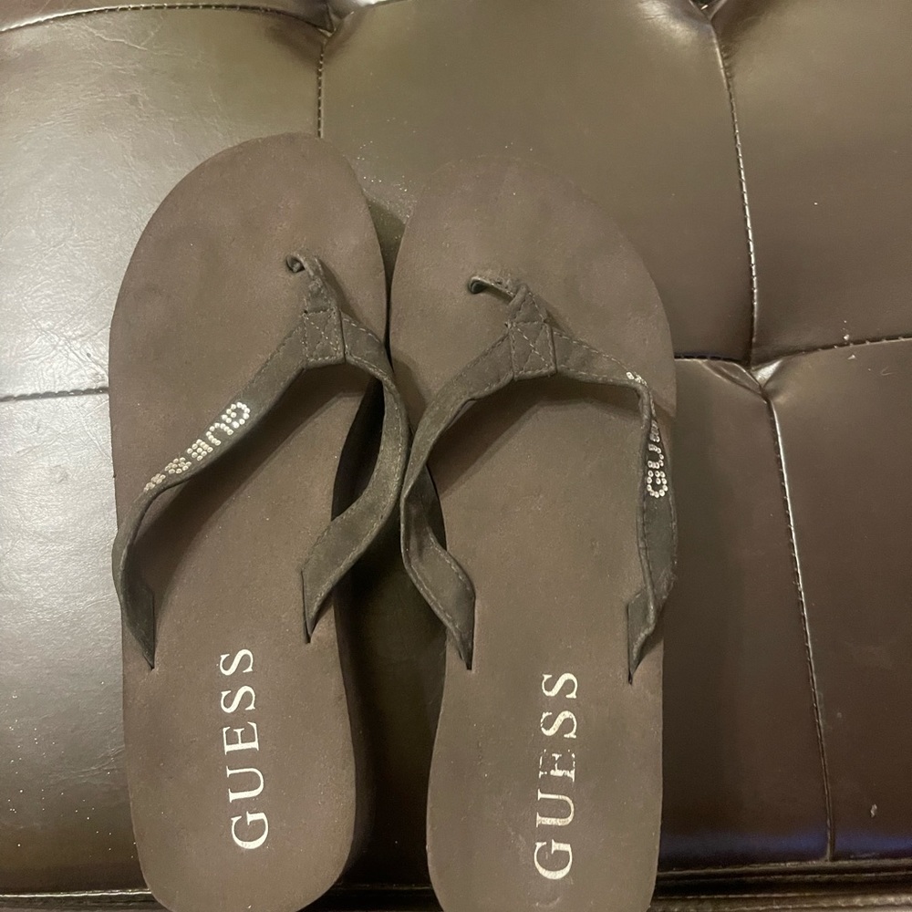Womens Sandals, Brand Guess. Size 9. Color brown.